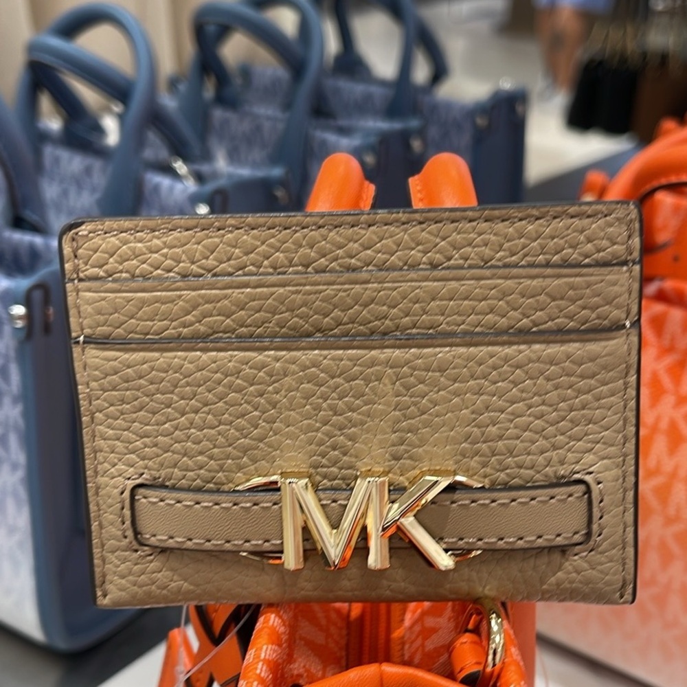 MICHAEL KORS
Reed Large Pebbled Leather Card Holder Case
Camel 
NWT